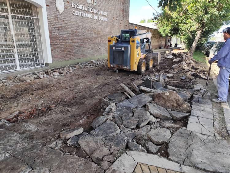 El Plan de Mejoramiento de Veredas avanza en dos grandes complejos educativos de la ciudad