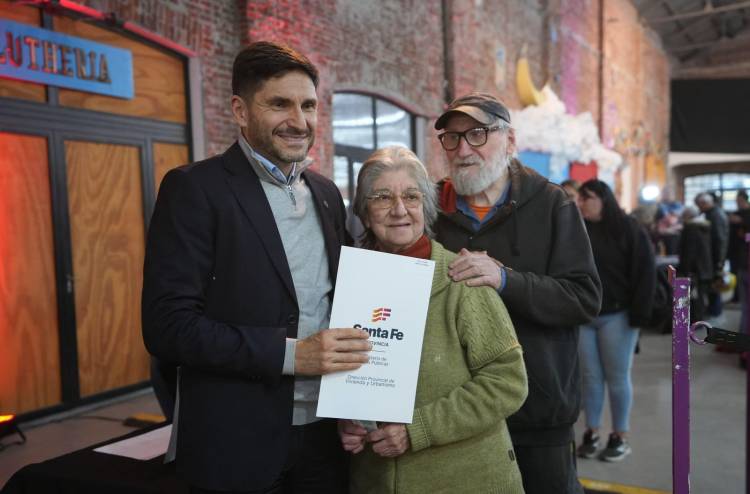 Sueño cumplido para 190 familias: Pullaro encabezó una nueva entrega de escrituras de viviendas en Santa Fe