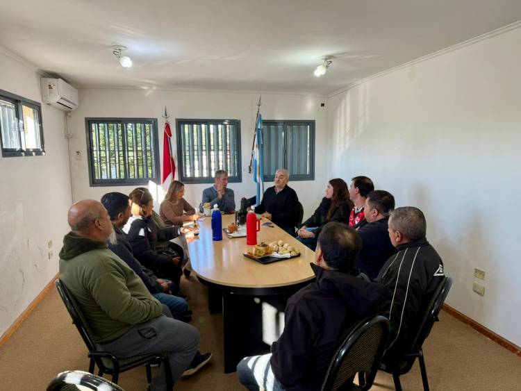 Calvo se reunió con empleados de la planta de Verónica en Lehmann
