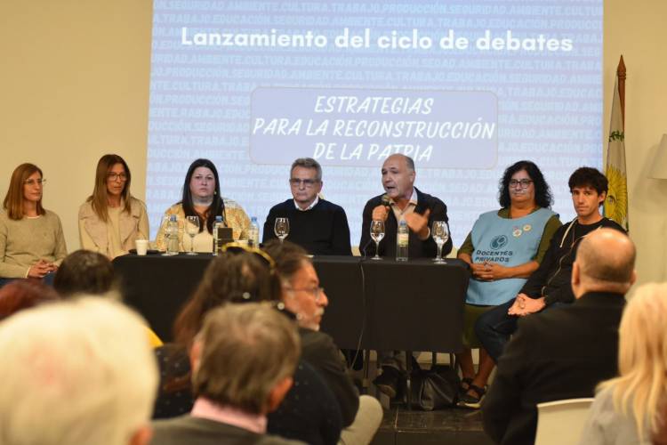 Agustín Rossi cerró en Mendoza el lanzamiento del ciclo “Estrategias para la reconstrucción de la Patria”