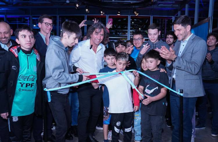 Pullaro participó en Rosario de la inauguración de la muestra de fotos de Messi y lo destacó como ejemplo dentro y fuera de la cancha