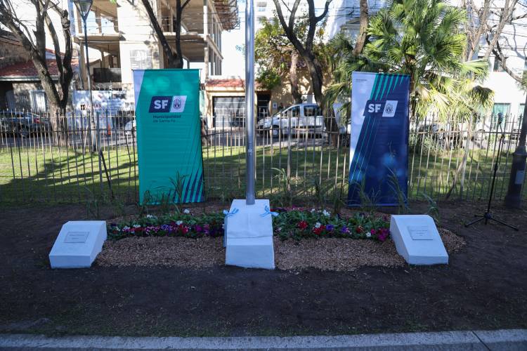 Se inauguró el monolito en homenaje a Muttis en barrio Candioti Sur