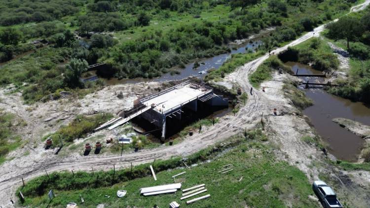 Otra obra del con mirada productiva: con más del 80%, avanza el nuevo puente para conectar Vera con Paraje Caraguatay