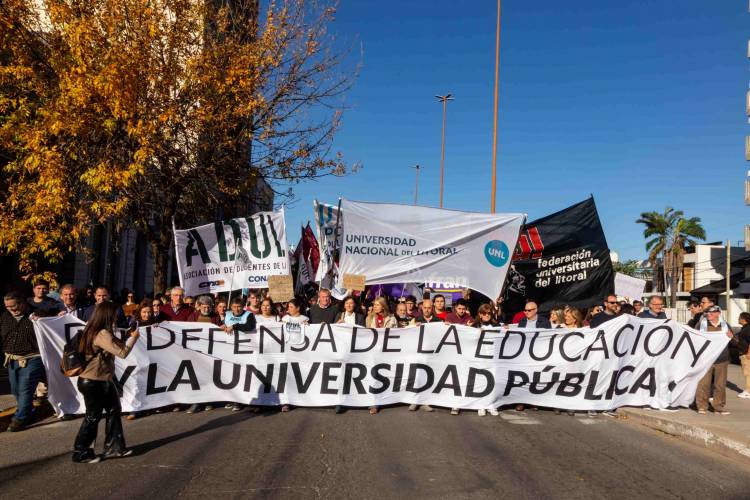 Masiva movilización en Santa Fe en defensa de la universidad pública  