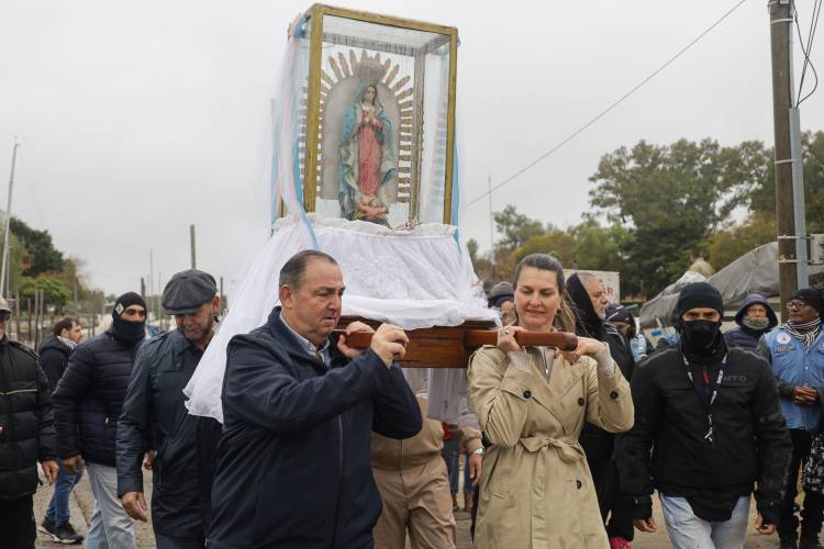 Junto a los vecinos, Poletti vivió la 3° Procesión Náutica de la Virgen de Guadalupe