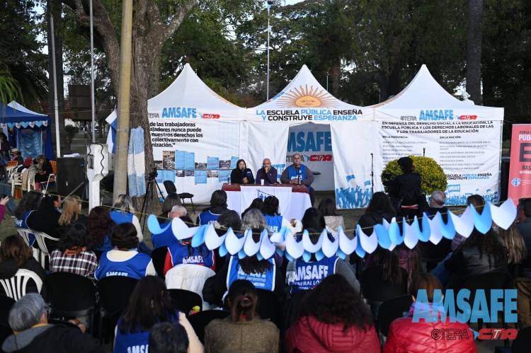 Intenso jornada de debate y reflexión en la Carpa Blanca de la dignidad docente en San Javier