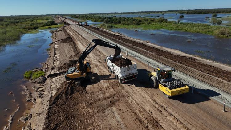 Para mejorar la conexión entre los departamentos San Justo y San Cristóbal a través de la Ruta 39, la Provincia avanza en la protección y repavimentación del puente sobre el Río Salado