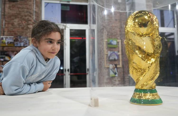 Provincia acerca la historia de Messi a la ciudad de Santa Fe con una muestra inédita de 150 fotografías