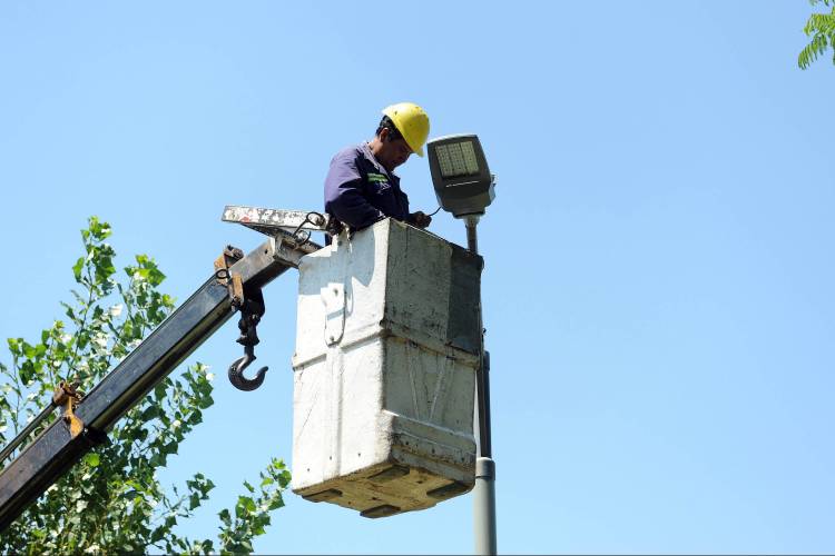 El recambio integral de luminarias led avanza en tres barrios de la ciudad durante junio