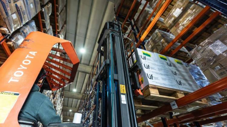 Desde medicamentos esenciales hasta material descartable: cómo funciona el sistema de almacenamiento y distribución para abastecer la salud pública