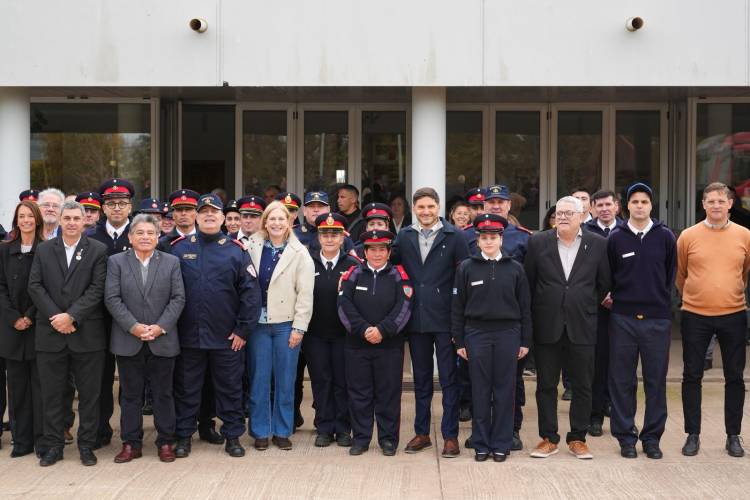 Pullaro en el Día del Bombero Voluntario: “Sentimos orgullo por ustedes y por eso invertimos para que sean los más preparados y equipados de la Argentina”