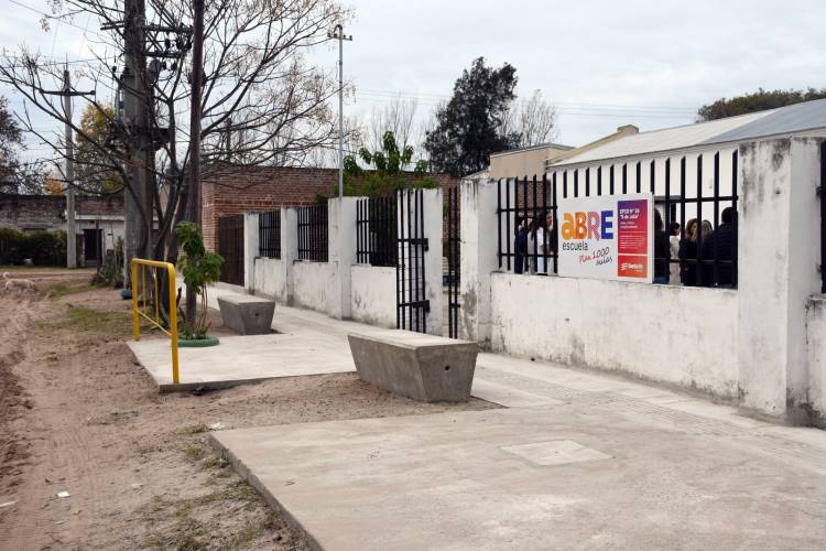 El complejo educativo de Colastiné Norte iguala derechos con una vereda accesible