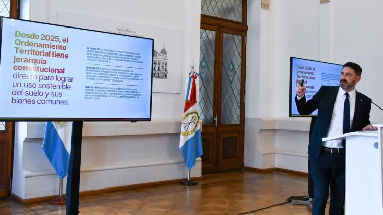 Pullaro presentó el mayor plan de ordenamiento territorial de la historia de Santa Fe para 44 localidades del norte provincial