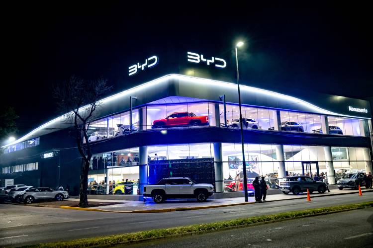 Javkin celebró la apertura de la concesionaria BYD-Neostar y ratificó el impulso a la movilidad eléctrica en la ciudad