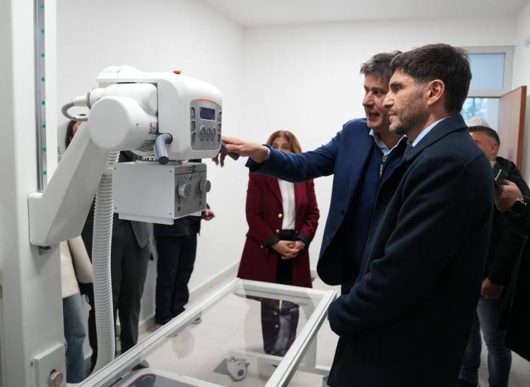 Pullaro inauguró el Hospital Samco de Funes: “En el momento más duro de la economía, cuando otros cortaban la obra pública para pagar salarios, en Santa Fe la multiplicamos”