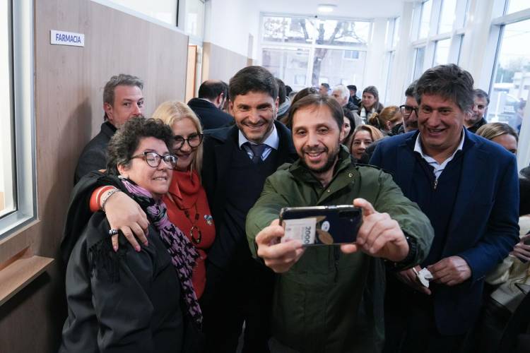Pullaro inauguró el Hospital Samco de Funes: “En el momento más duro de la economía, cuando otros cortaban la obra pública para pagar salarios, en Santa Fe la multiplicamos”