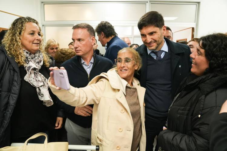 Pullaro inauguró el Hospital Samco de Funes: “En el momento más duro de la economía, cuando otros cortaban la obra pública para pagar salarios, en Santa Fe la multiplicamos”