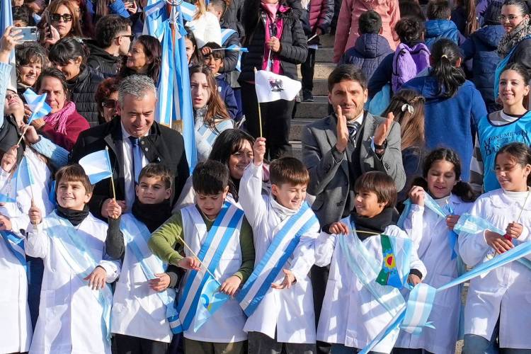 Día histórico: el gobernador Pullaro dejó inaugurada la restauración del Monumento a la Bandera