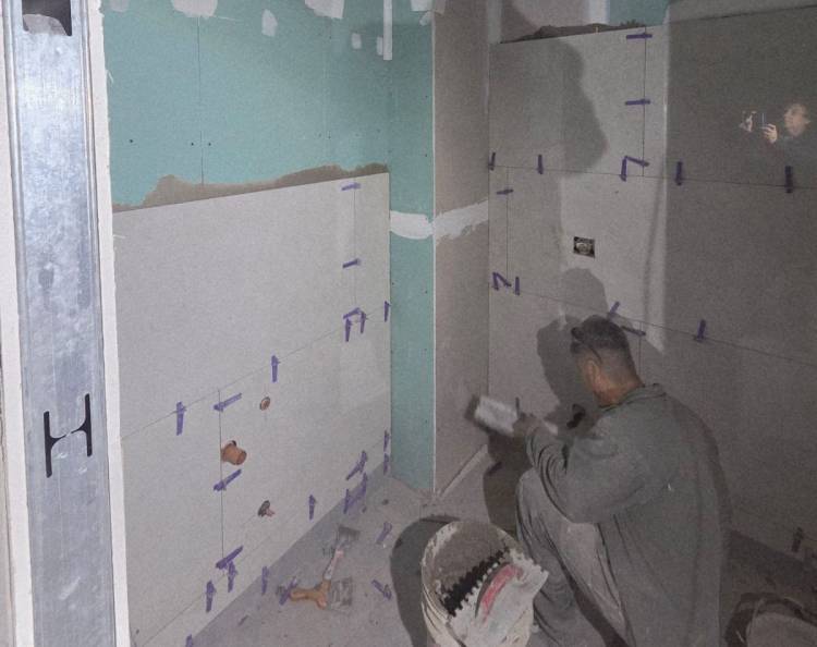 Avanzan las obras de la remodelación integral de los sanitarios en la Terminal de Ómnibus