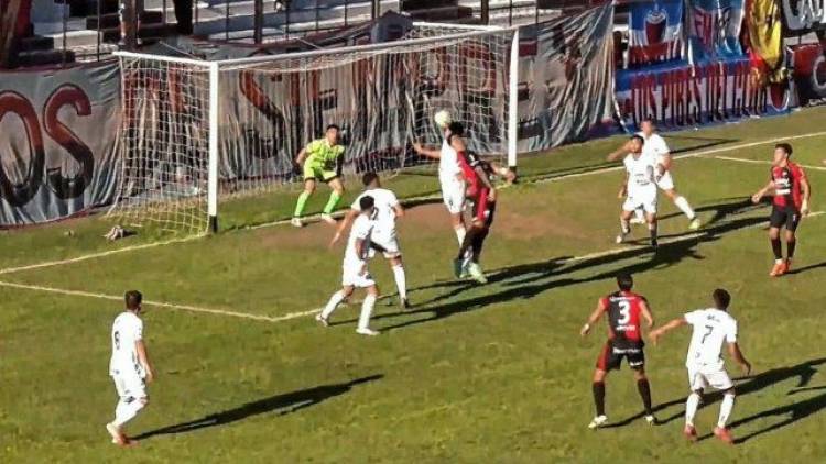 Colón defraudó en Resistencia, cayó ante el peor equipo de la zona y volvieron las dudas