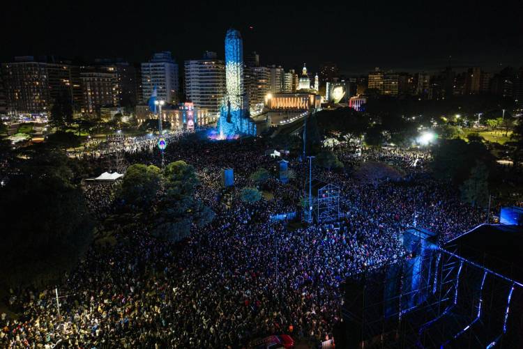 20 de Junio histórico: al pie del Monumento renovado por la Provincia, más de 350.000 personas celebraron el Día de la Bandera