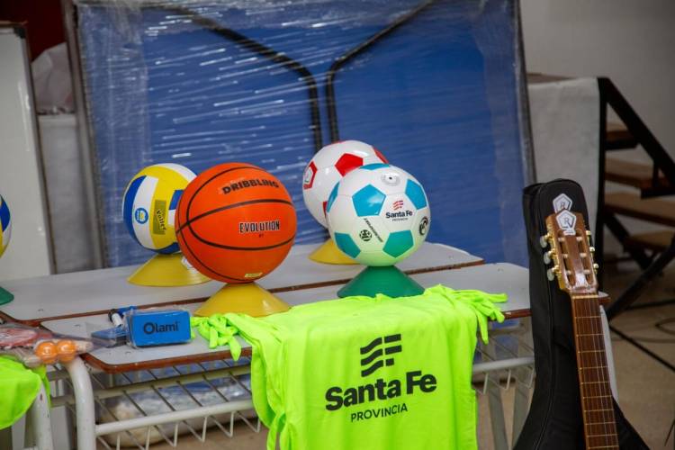 En la gestión de Pullaro, más de 100 escuelas recibieron donaciones financiadas con bienes recuperados del delito