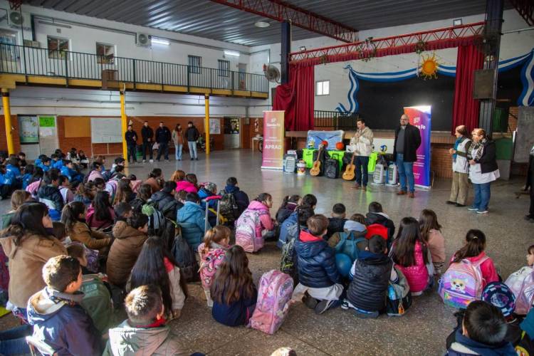 En la gestión de Pullaro, más de 100 escuelas recibieron donaciones financiadas con bienes recuperados del delito