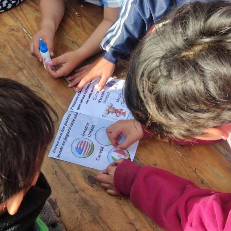 Con pasión, las infancias de Alto Verde alientan a la Selección en la Estación Municipal