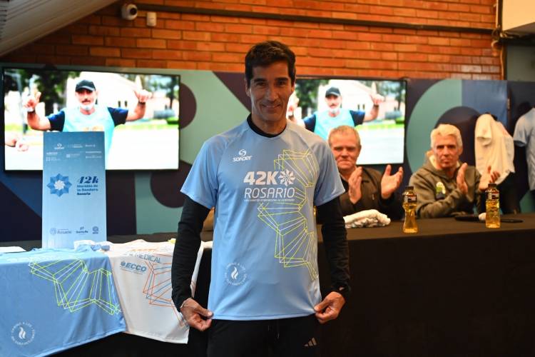 La ciudad del deporte: Rosario presentó la XXIV Maratón Internacional de la Bandera y su remera oficial