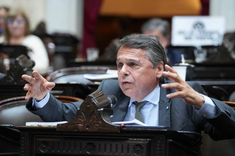Diego Giuliano: “Adorni está socialmente destituido y hay una disputa por quién lo hace renunciar”