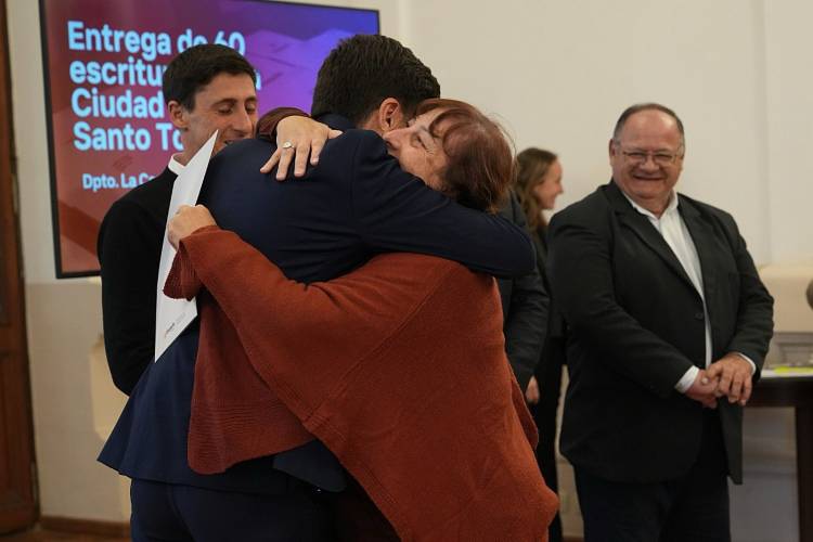 Pullaro, al entregar 60 escrituras a familias de Santo Tomé: “Este es un acto de profunda justicia”