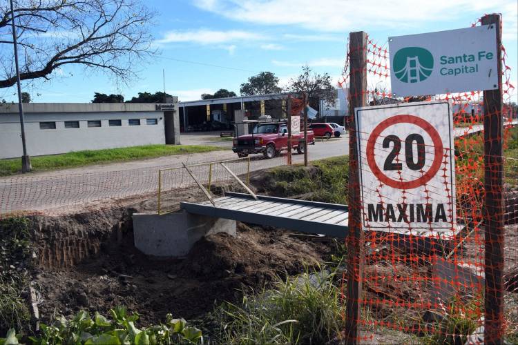 La Municipalidad comenzó a instalar los nuevos puentes peatonales sobre Aristóbulo del Valle