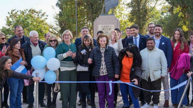 Pullaro inauguró en Ceres la renovación de la Plaza Independencia, ejecutada con fondos provinciales