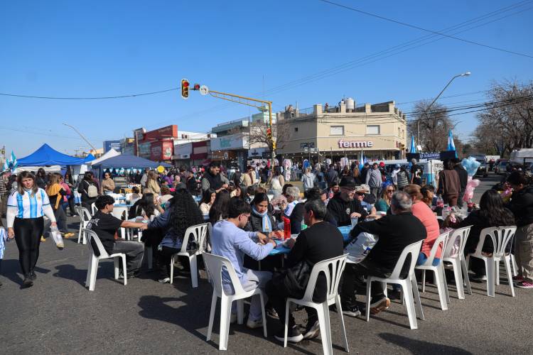 Una multitud celebró la tradicional fiesta patria del “9 de Julio en Aristóbulo del Valle”