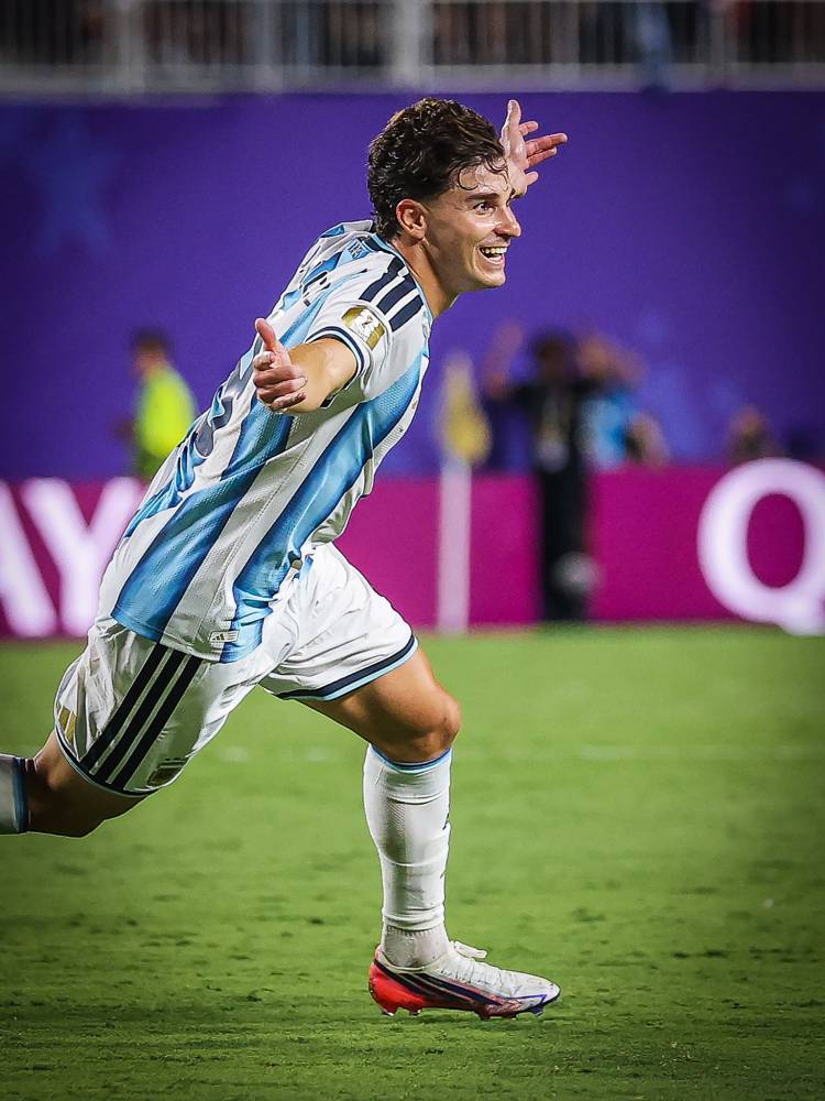 Impresionante golazo de Julián Álvarez para el 2-1 argentino