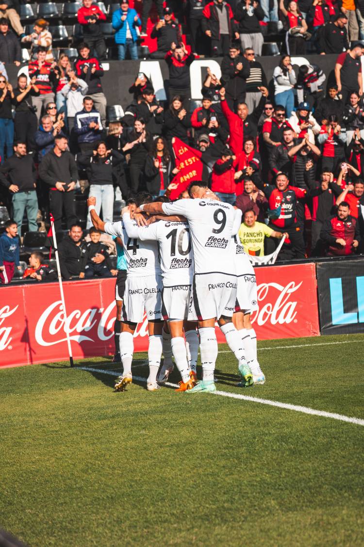 Colón aplastó a Central Norte, quedó segundo y ahora va a la caza del líder Ferro