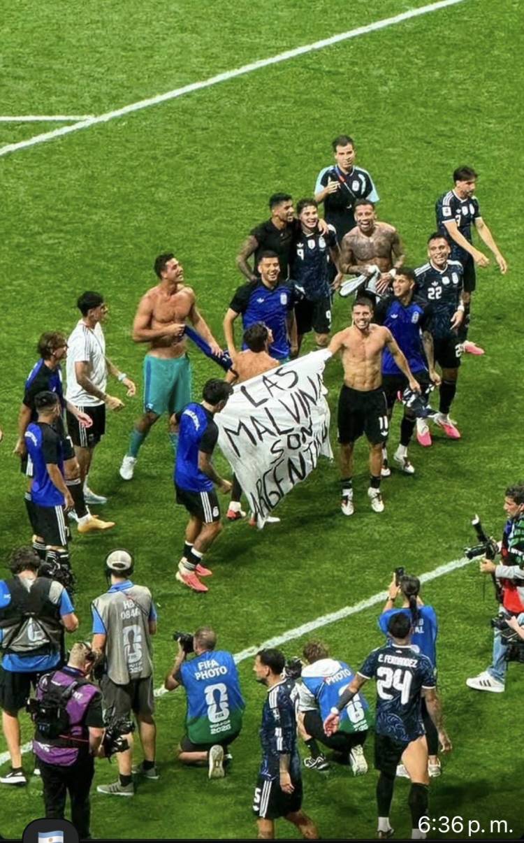 “Las Malvinas son argentinas”, la bandera que colocaron los jugadores en la cancha tras el pase a la final