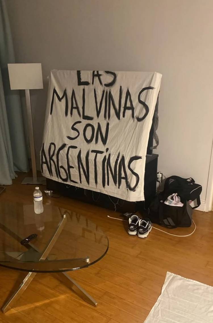 La historia de la bandera de Malvinas que terminó en manos de los jugadores argentinos