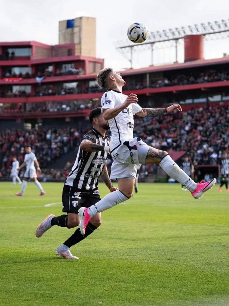 Colón no reacciona, perdió de nuevo contra el último y volvió a irse silbado