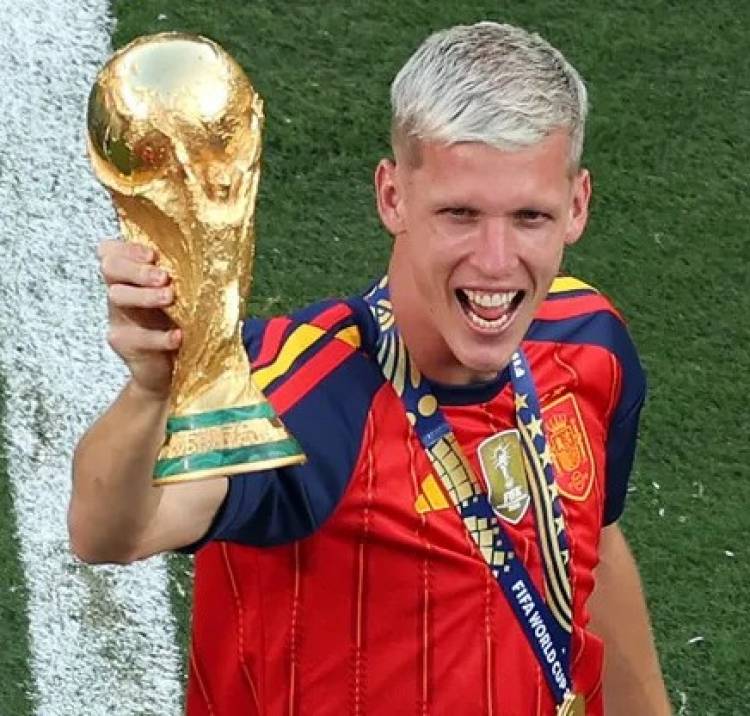 Dani Olmo cruzó a Ayala tras el conflicto durante el Mundial: “Está faltando a la verdad”