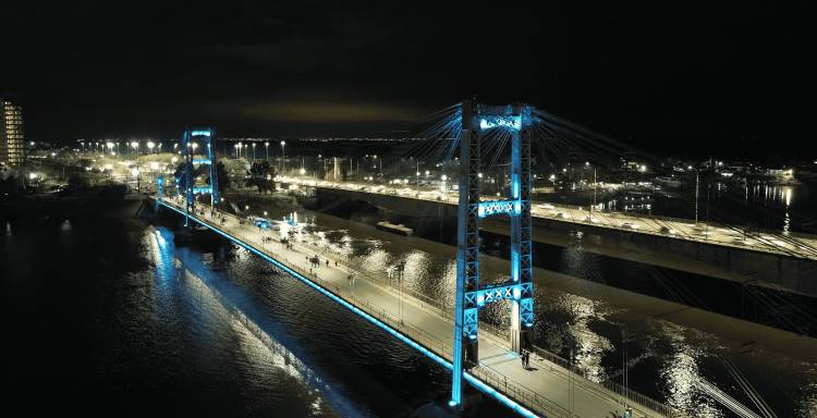 El puente Colgante volvió a lucir su iluminación al 100%