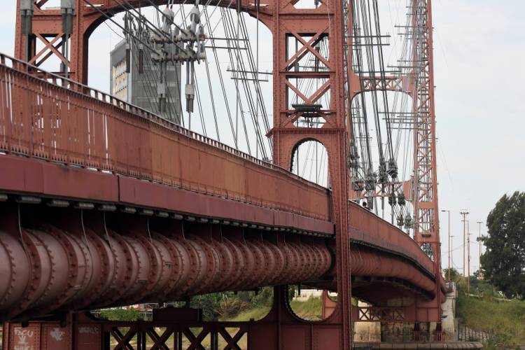 El pintor del “Rojo Candioti”: la historia del santafesino que vistió de gala al Puente Colgante