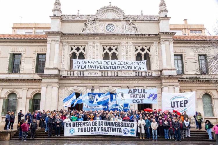 Abrazo simbólico a la UNL por el cumplimiento de la Ley de Financiamiento