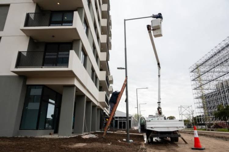 Avanza la colocación de más de 400 nuevas luminarias led en la Villa Olímpica y el Parque Héroes de Malvinas
