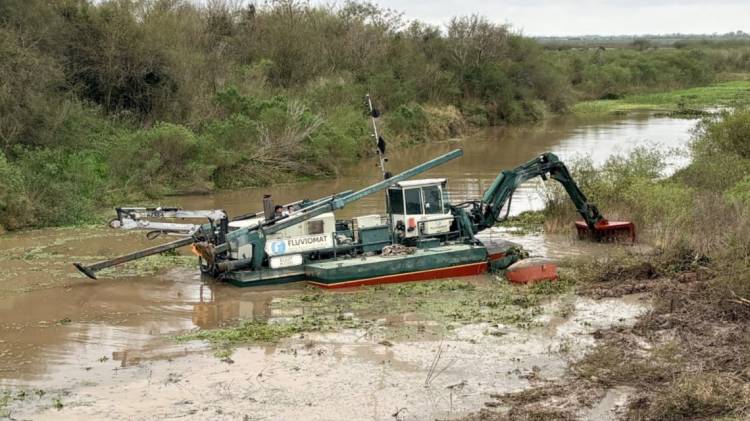 Provincia y Municipalidad de Coronda limpian canales clave para reforzar los drenajes ante El Niño