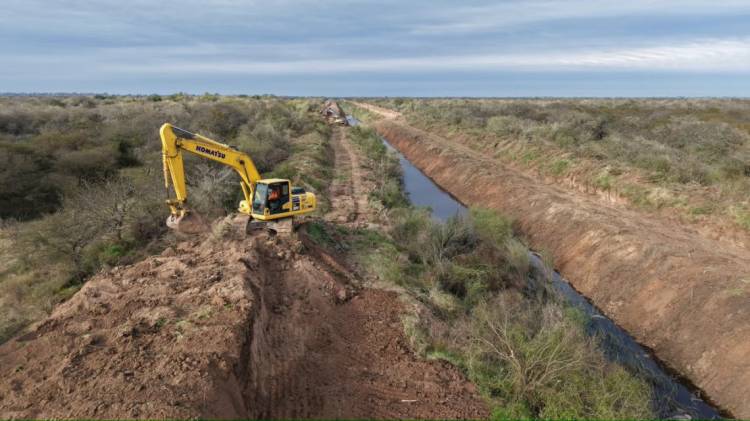 Con trabajos en el Canal Malaquías, la gestión de Pullaro comenzó la limpieza de 12 canales troncales en el centro provincial