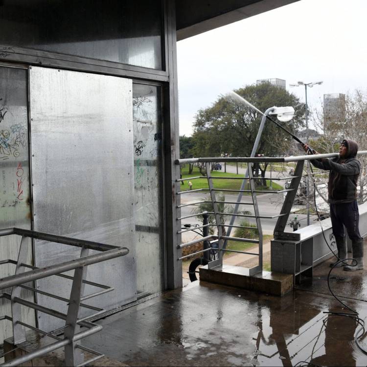 La Municipalidad avanza con tareas de limpieza y puesta en valor en el entorno del Parque Alberdi