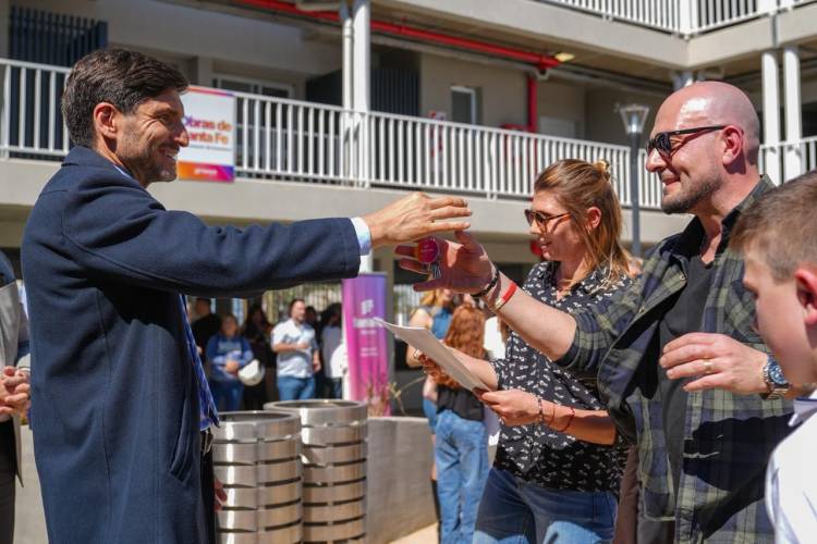 Pullaro entregó 54 viviendas en Villa Setúbal y destacó el impacto de la obra pública en el empleo