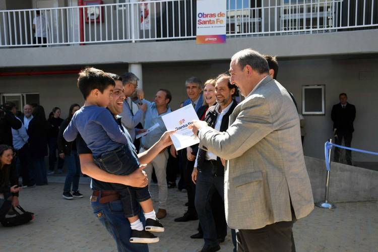 Poletti participó de la entrega de 54 casas en barrio Villa Setúbal