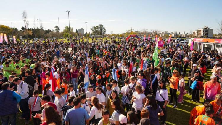 Una llama, el río, cinco deportistas y una ciudad: Así fue el paso de la Antorcha por Baigorria